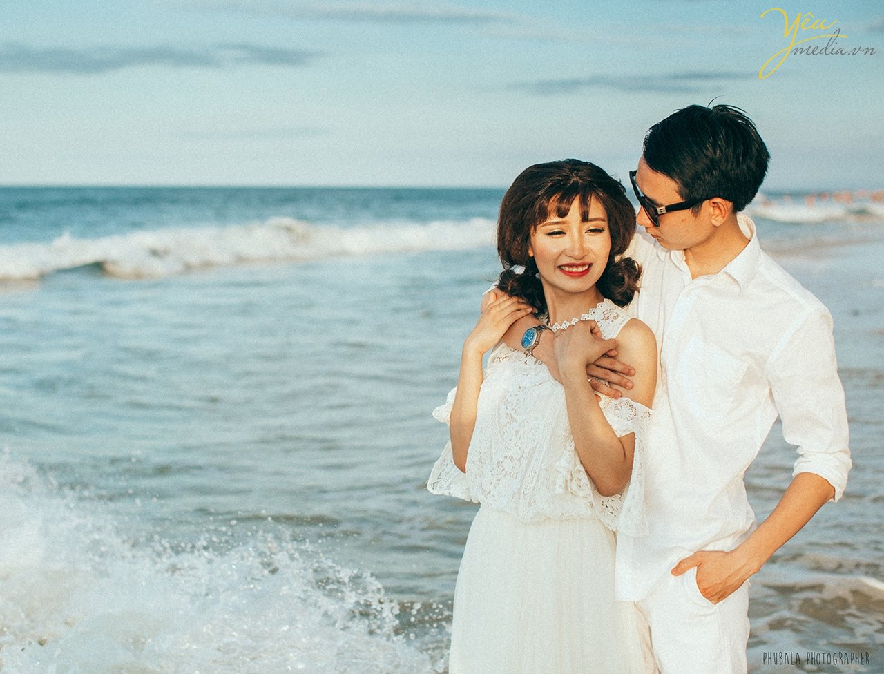 chú rể khoác vai cô dâu trên biển