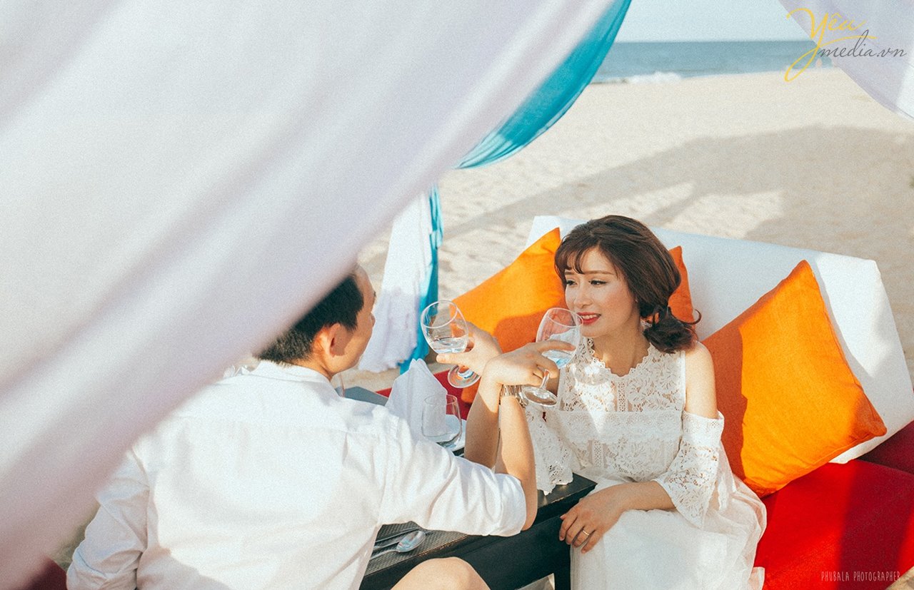 người yêu uống rượu trên bãi biển