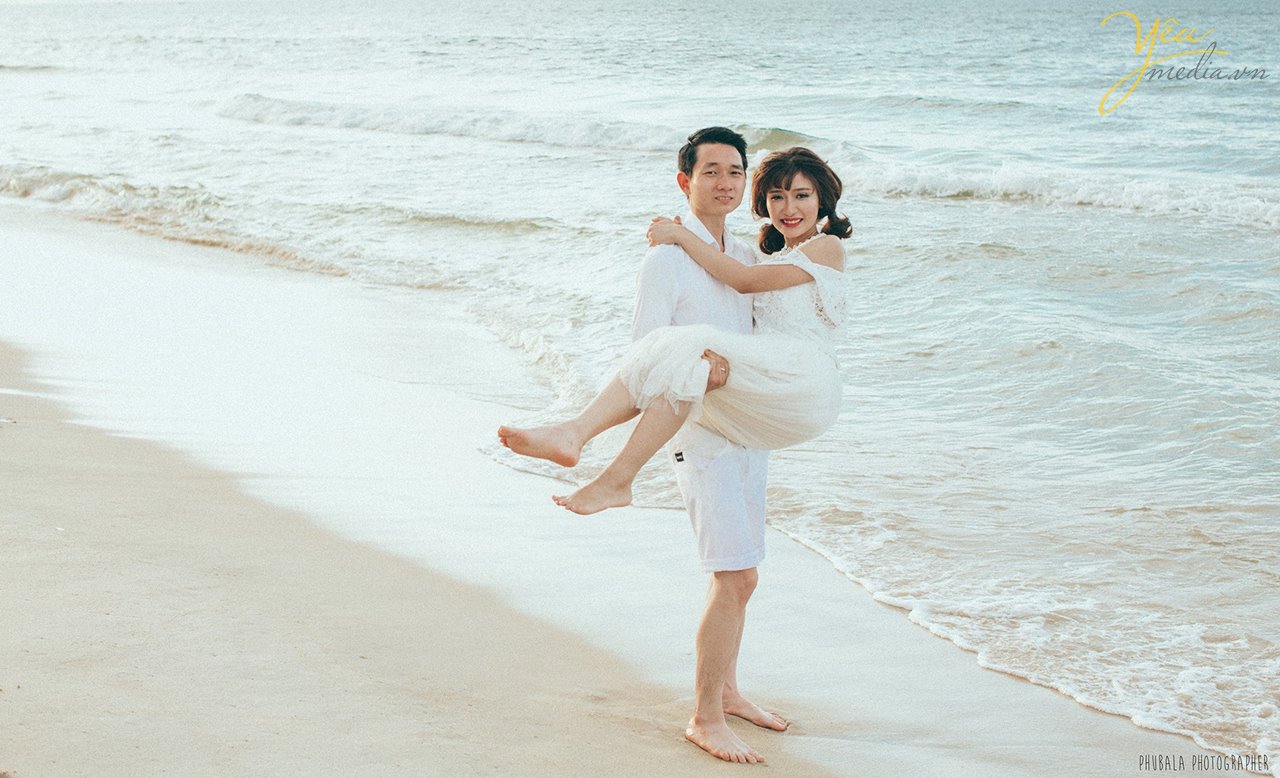 bạn trai bế bạn gái trên bãi biển đẹp