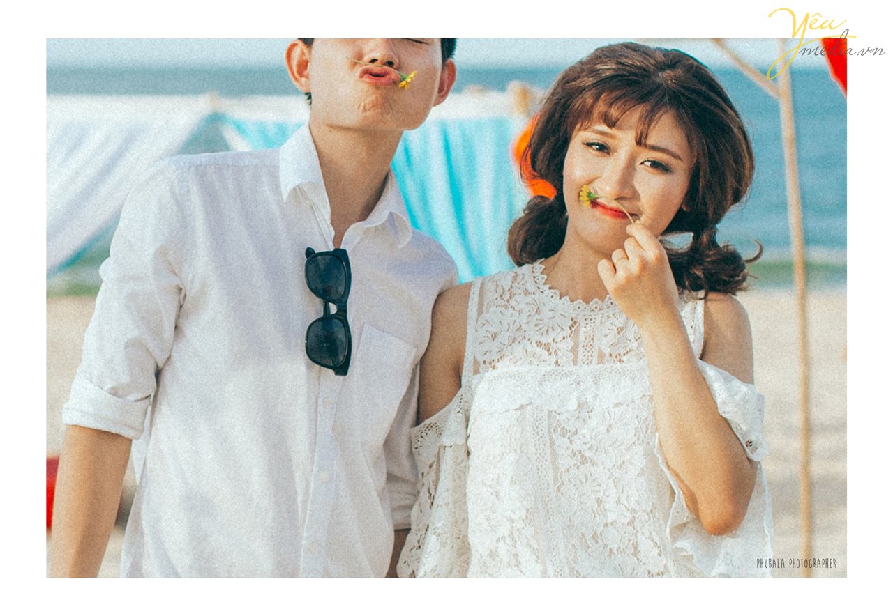 bạn gái cầm hoa dễ thương đứng cạnh bạn trai