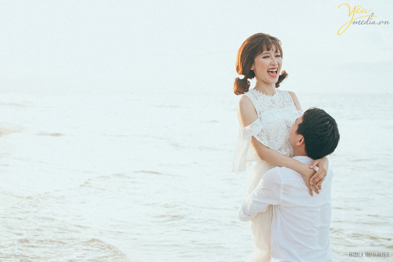bạn trai bế bạn gái cưới tươi ở bãi biển