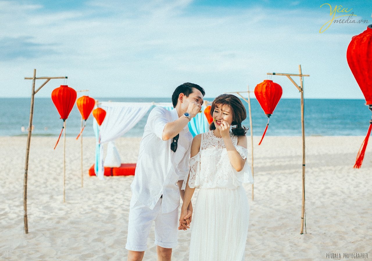 đùa nghịch trên biển vắng