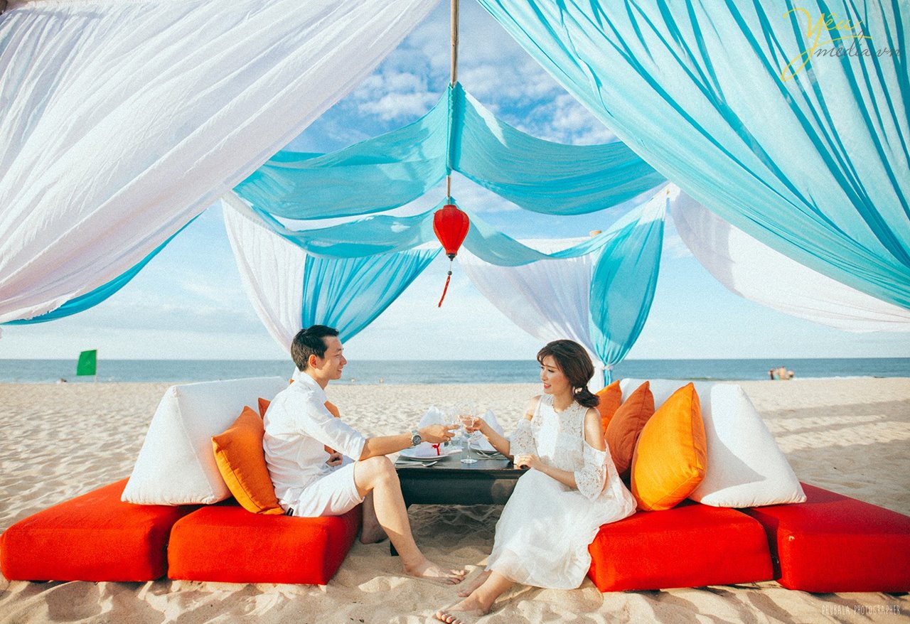 ngồi ăn và cụng ly trên biển vắng