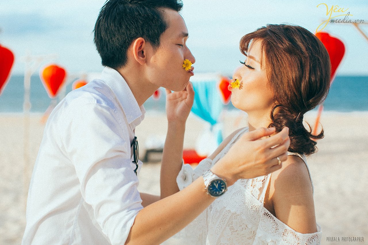 nam nữ hun nhau với bông hoa trên miệng