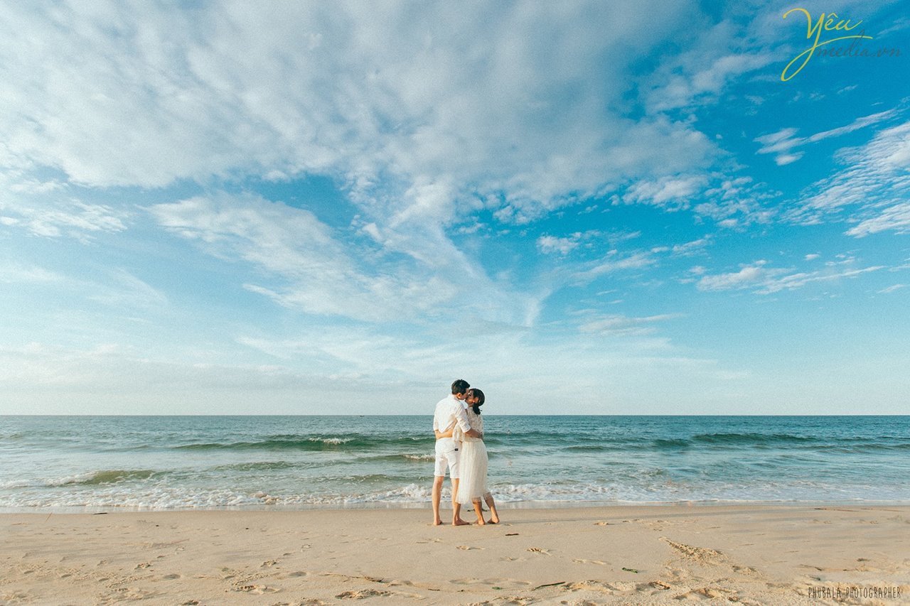 hôn nhau trước biển vắng