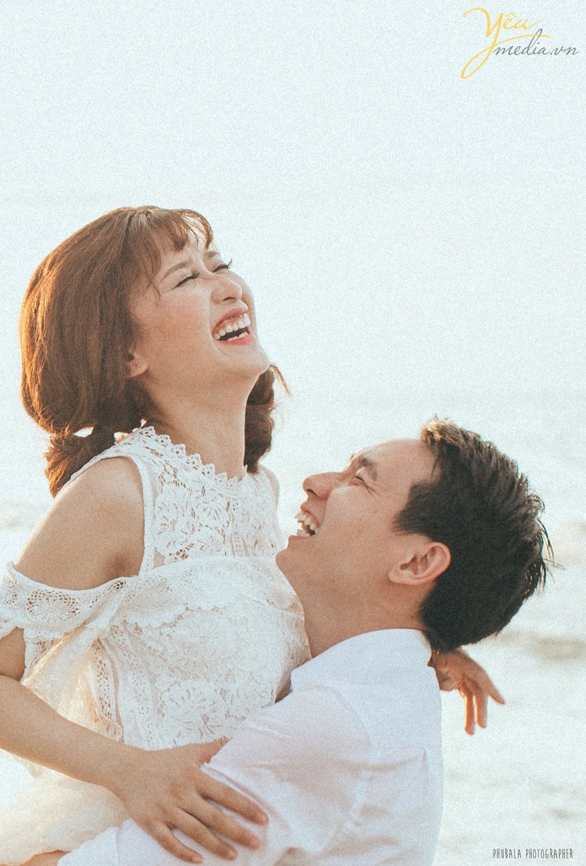 bạn trai bế bạn nữ lên cao cười tươi