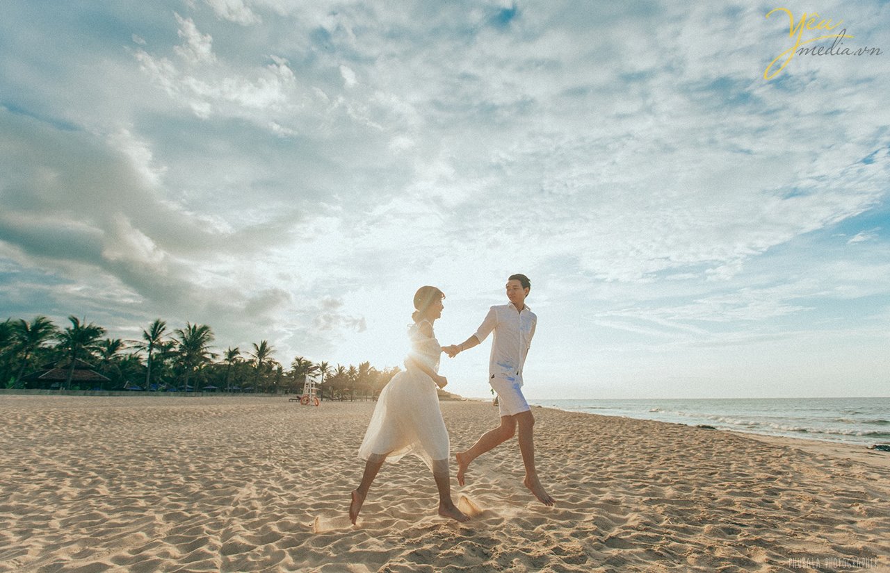 dắt tay nhau đi trên cát