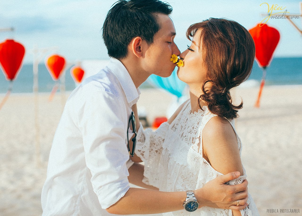 hôn nhau lãng mạn nhí nhố trên bờ biển