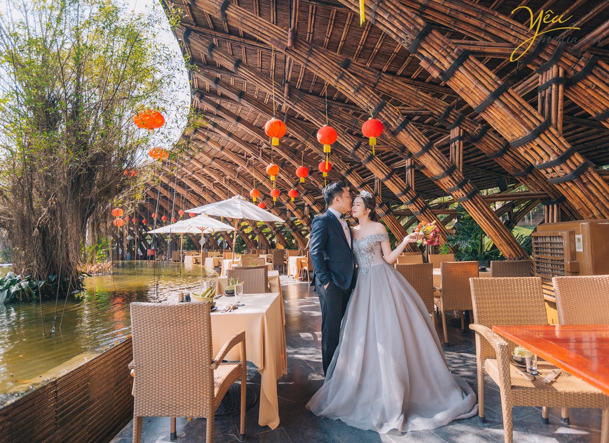 ảnh cưới chụp trong nhà hàng tre của flamingo đại lải