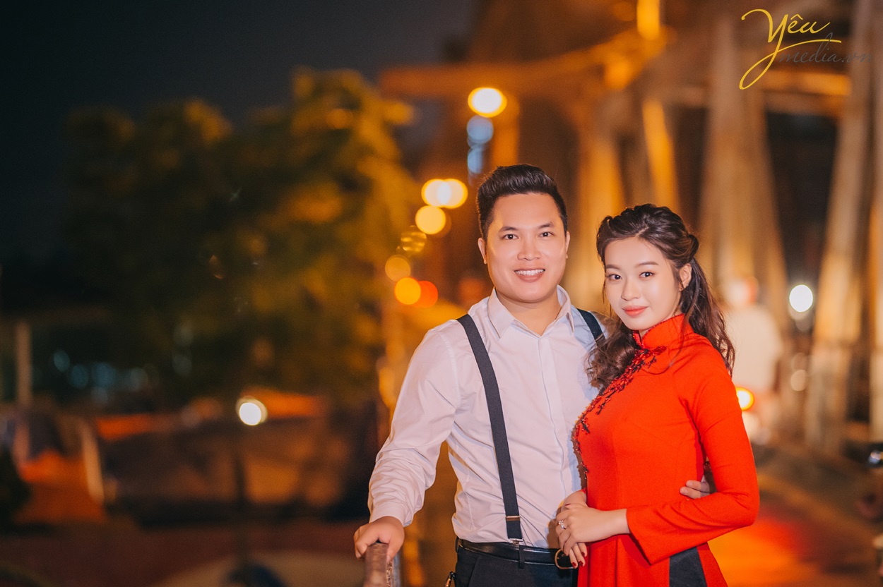 ảnh cưới chụp trong chiều tối ở cầu long biên với áo dài truyền thống