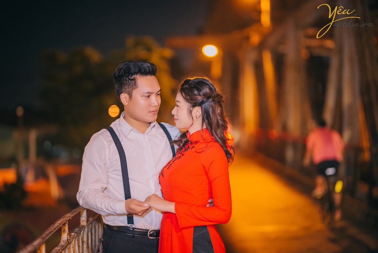 tại sao nên mặc áo dài đỏ và áo sơ mi trắng khi chụp ảnh ở cầu long biên