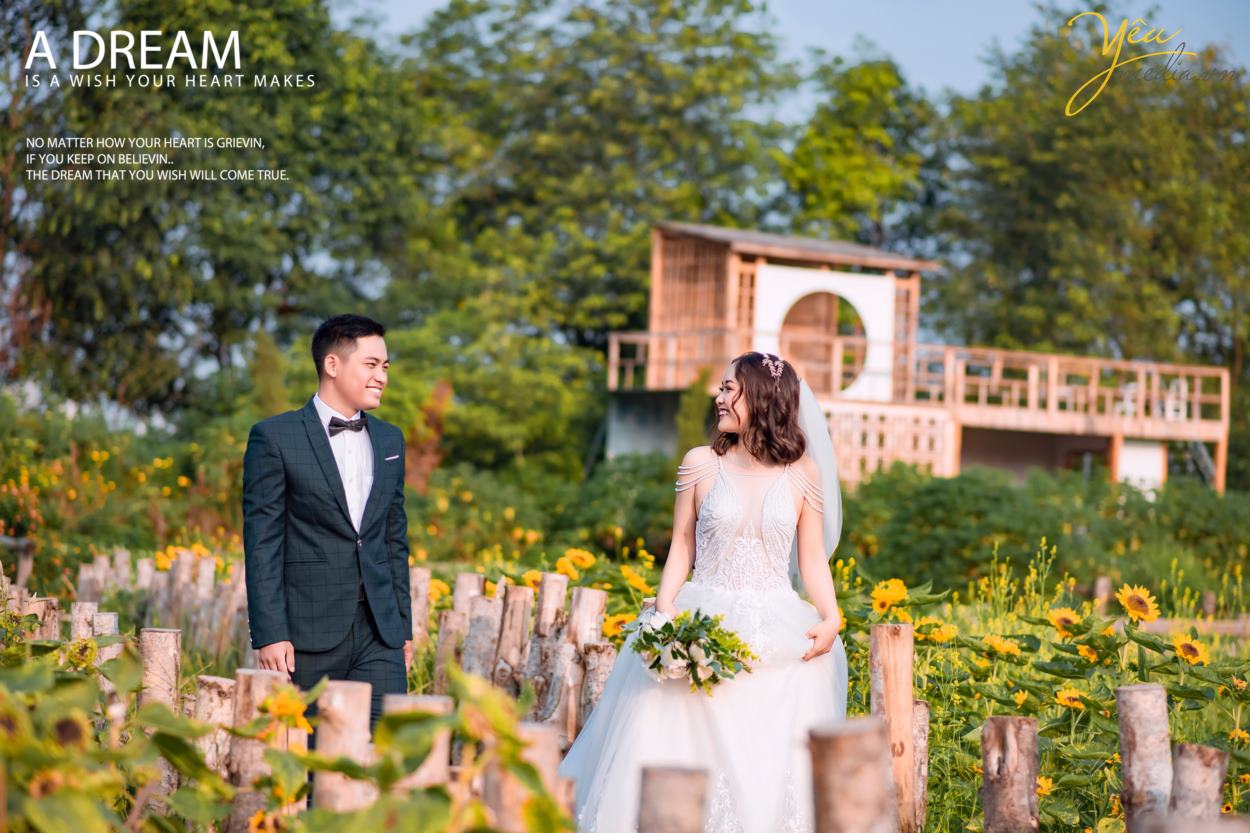 Những phim trường chụp ảnh cưới đẹp ở Hà Nội thích hợp với những bạn không có nhiều thời gian, không thích di chuyển nhiều, bụi & nắng… Bạn sẽ được chụp những bức hình mang đậm phong cách Hàn Quốc.  Trong đó phim trường Santorini được nhiều bạn trẻ ưa chuộng chụp hình trong mùa thu mát mẻ. Đặc biệt như cặp đôi Được - Hương tại Hà Nội, đã lựa chọn gói Santorini 2 để có thêm các khung cảnh chụp nội thành đầy sự lãng mạn và tự nhiên cùng ekip của Yêu Media.