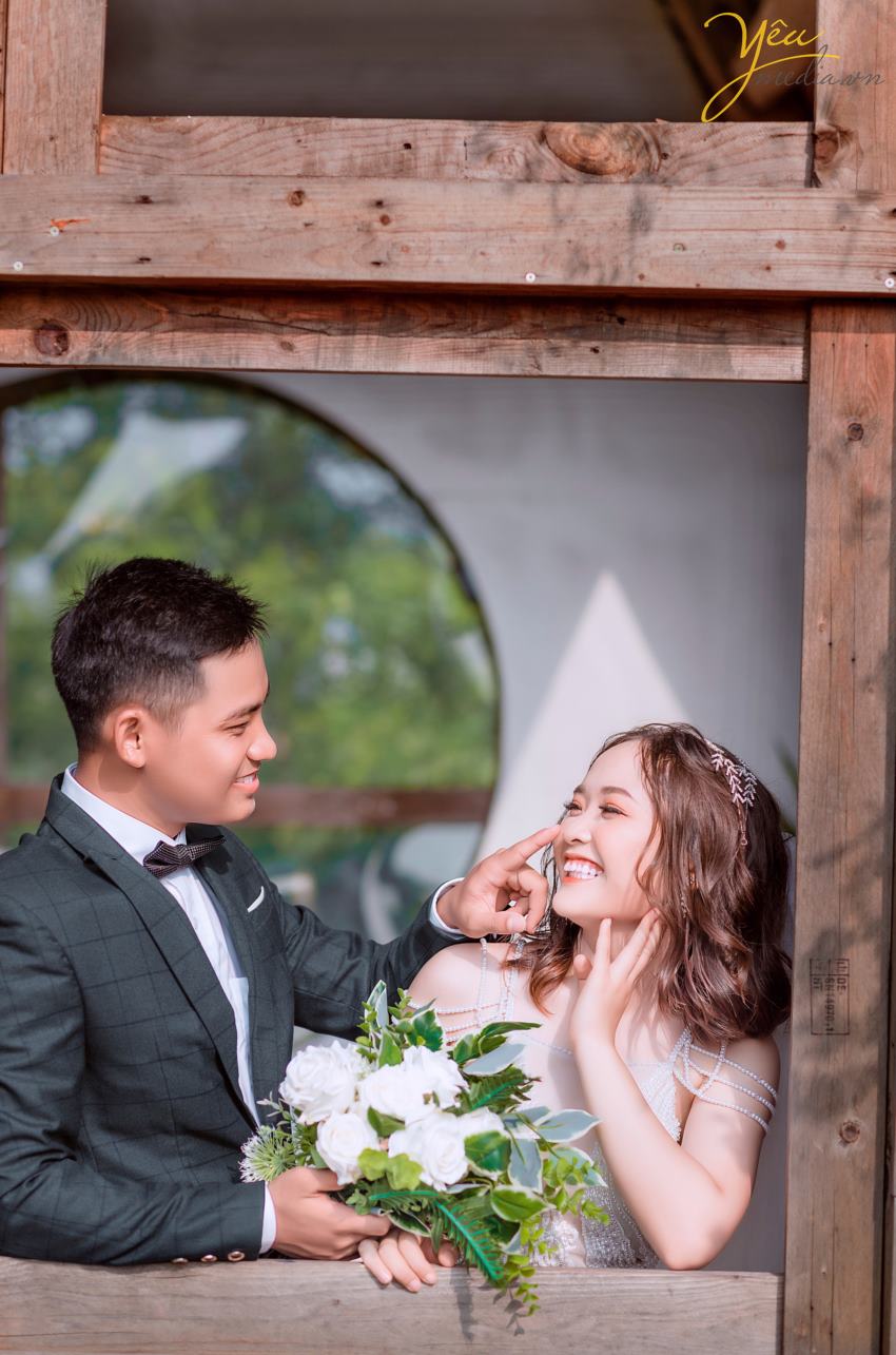 Những phim trường chụp ảnh cưới đẹp ở Hà Nội thích hợp với những bạn không có nhiều thời gian, không thích di chuyển nhiều, bụi & nắng… Bạn sẽ được chụp những bức hình mang đậm phong cách Hàn Quốc.  Trong đó phim trường Santorini được nhiều bạn trẻ ưa chuộng chụp hình trong mùa thu mát mẻ. Đặc biệt như cặp đôi Được - Hương tại Hà Nội, đã lựa chọn gói Santorini 2 để có thêm các khung cảnh chụp nội thành đầy sự lãng mạn và tự nhiên cùng ekip của Yêu Media.