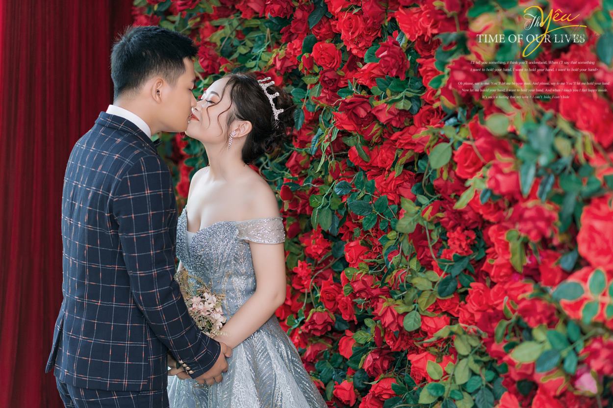Những phim trường chụp ảnh cưới đẹp ở Hà Nội thích hợp với những bạn không có nhiều thời gian, không thích di chuyển nhiều, bụi & nắng… Bạn sẽ được chụp những bức hình mang đậm phong cách Hàn Quốc.  Trong đó phim trường Santorini được nhiều bạn trẻ ưa chuộng chụp hình trong mùa thu mát mẻ. Đặc biệt như cặp đôi Được - Hương tại Hà Nội, đã lựa chọn gói Santorini 2 để có thêm các khung cảnh chụp nội thành đầy sự lãng mạn và tự nhiên cùng ekip của Yêu Media.