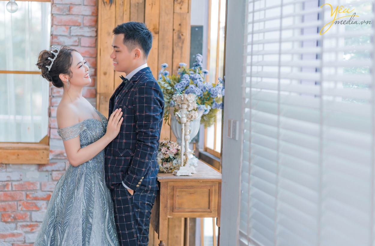 Những phim trường chụp ảnh cưới đẹp ở Hà Nội thích hợp với những bạn không có nhiều thời gian, không thích di chuyển nhiều, bụi & nắng… Bạn sẽ được chụp những bức hình mang đậm phong cách Hàn Quốc.  Trong đó phim trường Santorini được nhiều bạn trẻ ưa chuộng chụp hình trong mùa thu mát mẻ. Đặc biệt như cặp đôi Được - Hương tại Hà Nội, đã lựa chọn gói Santorini 2 để có thêm các khung cảnh chụp nội thành đầy sự lãng mạn và tự nhiên cùng ekip của Yêu Media.