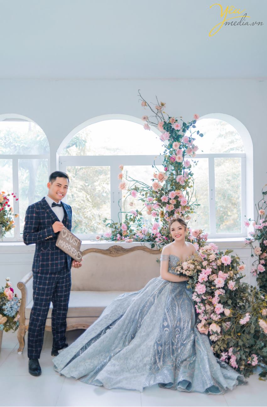 Những phim trường chụp ảnh cưới đẹp ở Hà Nội thích hợp với những bạn không có nhiều thời gian, không thích di chuyển nhiều, bụi & nắng… Bạn sẽ được chụp những bức hình mang đậm phong cách Hàn Quốc.  Trong đó phim trường Santorini được nhiều bạn trẻ ưa chuộng chụp hình trong mùa thu mát mẻ. Đặc biệt như cặp đôi Được - Hương tại Hà Nội, đã lựa chọn gói Santorini 2 để có thêm các khung cảnh chụp nội thành đầy sự lãng mạn và tự nhiên cùng ekip của Yêu Media.