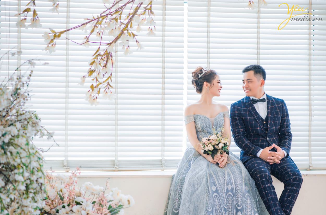 Những phim trường chụp ảnh cưới đẹp ở Hà Nội thích hợp với những bạn không có nhiều thời gian, không thích di chuyển nhiều, bụi & nắng… Bạn sẽ được chụp những bức hình mang đậm phong cách Hàn Quốc.  Trong đó phim trường Santorini được nhiều bạn trẻ ưa chuộng chụp hình trong mùa thu mát mẻ. Đặc biệt như cặp đôi Được - Hương tại Hà Nội, đã lựa chọn gói Santorini 2 để có thêm các khung cảnh chụp nội thành đầy sự lãng mạn và tự nhiên cùng ekip của Yêu Media.