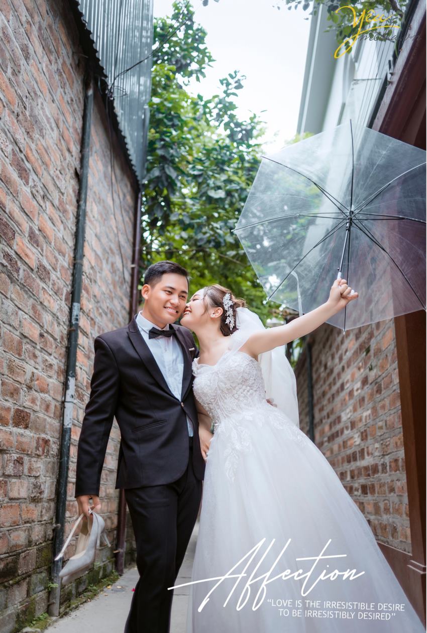 Những phim trường chụp ảnh cưới đẹp ở Hà Nội thích hợp với những bạn không có nhiều thời gian, không thích di chuyển nhiều, bụi & nắng… Bạn sẽ được chụp những bức hình mang đậm phong cách Hàn Quốc.  Trong đó phim trường Santorini được nhiều bạn trẻ ưa chuộng chụp hình trong mùa thu mát mẻ. Đặc biệt như cặp đôi Được - Hương tại Hà Nội, đã lựa chọn gói Santorini 2 để có thêm các khung cảnh chụp nội thành đầy sự lãng mạn và tự nhiên cùng ekip của Yêu Media.