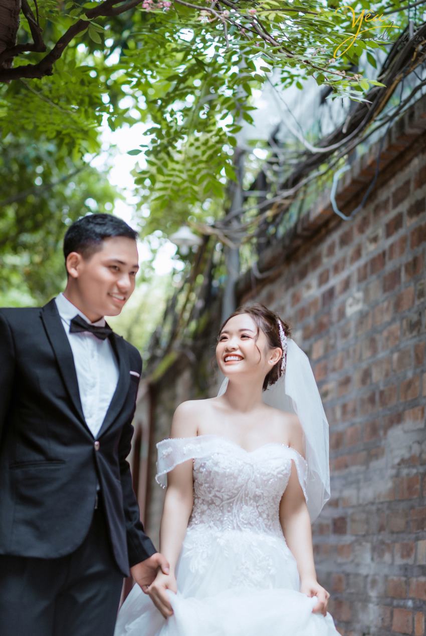 Những phim trường chụp ảnh cưới đẹp ở Hà Nội thích hợp với những bạn không có nhiều thời gian, không thích di chuyển nhiều, bụi & nắng… Bạn sẽ được chụp những bức hình mang đậm phong cách Hàn Quốc.  Trong đó phim trường Santorini được nhiều bạn trẻ ưa chuộng chụp hình trong mùa thu mát mẻ. Đặc biệt như cặp đôi Được - Hương tại Hà Nội, đã lựa chọn gói Santorini 2 để có thêm các khung cảnh chụp nội thành đầy sự lãng mạn và tự nhiên cùng ekip của Yêu Media.