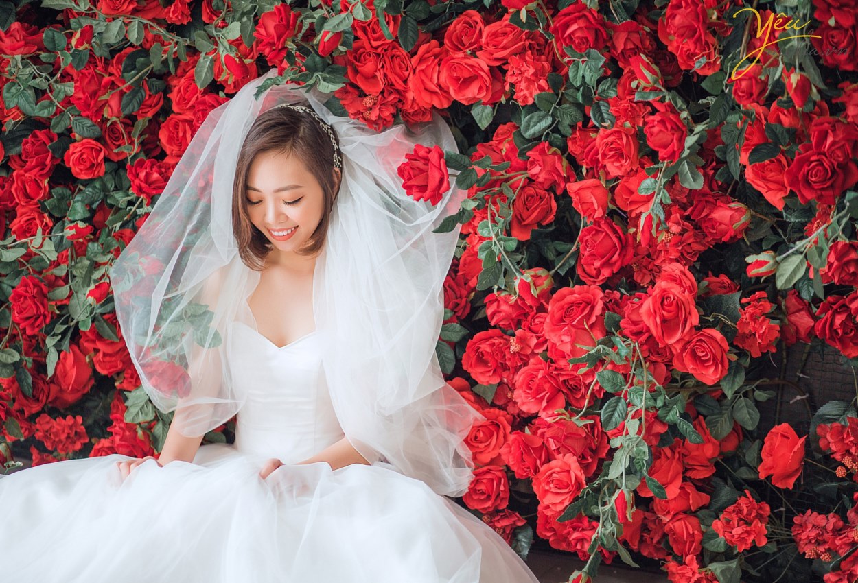 Yêu Media xin giới thiệu với các bạn 1 bộ album ảnh cưới tuyệt đẹp của khách hàng: cặp đôi chú rể Vững - cô dâu Anh được thực hiện trong tháng 4/2019. Với 2 địa điểm là Phim trường Santorini Le Park và phố cổ Hà Nội (cụ thể là khu "Ngã tư quốc tế" Lương Ngọc Quyến) cặp đôi đã có 1 bộ ảnh ấn tượng khi lựa chọn combo chụp chiều & tối của chúng tôi.