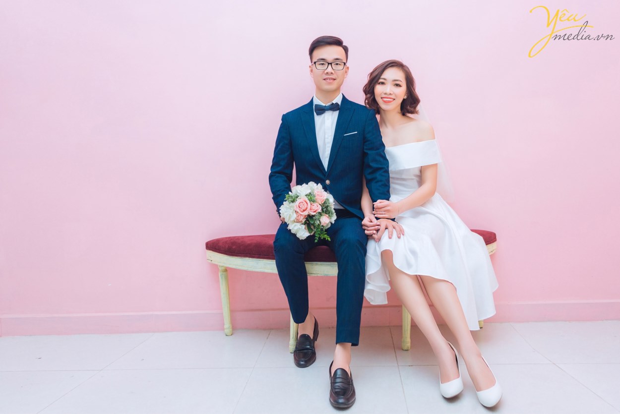 Yêu Media xin giới thiệu với các bạn 1 bộ album ảnh cưới tuyệt đẹp của khách hàng: cặp đôi chú rể Vững - cô dâu Anh được thực hiện trong tháng 4/2019. Với 2 địa điểm là Phim trường Santorini Le Park và phố cổ Hà Nội (cụ thể là khu "Ngã tư quốc tế" Lương Ngọc Quyến) cặp đôi đã có 1 bộ ảnh ấn tượng khi lựa chọn combo chụp chiều & tối của chúng tôi.