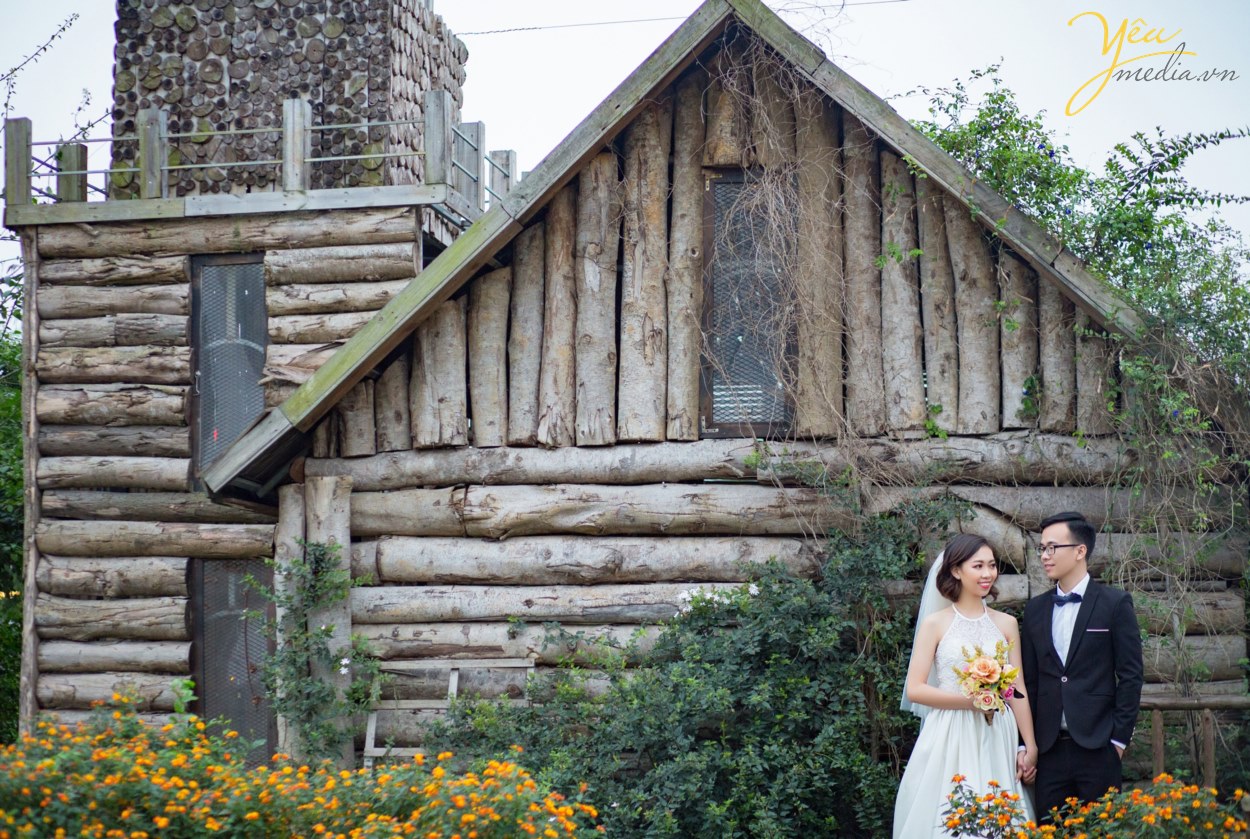 Yêu Media xin giới thiệu với các bạn 1 bộ album ảnh cưới tuyệt đẹp của khách hàng: cặp đôi chú rể Vững - cô dâu Anh được thực hiện trong tháng 4/2019. Với 2 địa điểm là Phim trường Santorini Le Park và phố cổ Hà Nội (cụ thể là khu "Ngã tư quốc tế" Lương Ngọc Quyến) cặp đôi đã có 1 bộ ảnh ấn tượng khi lựa chọn combo chụp chiều & tối của chúng tôi.