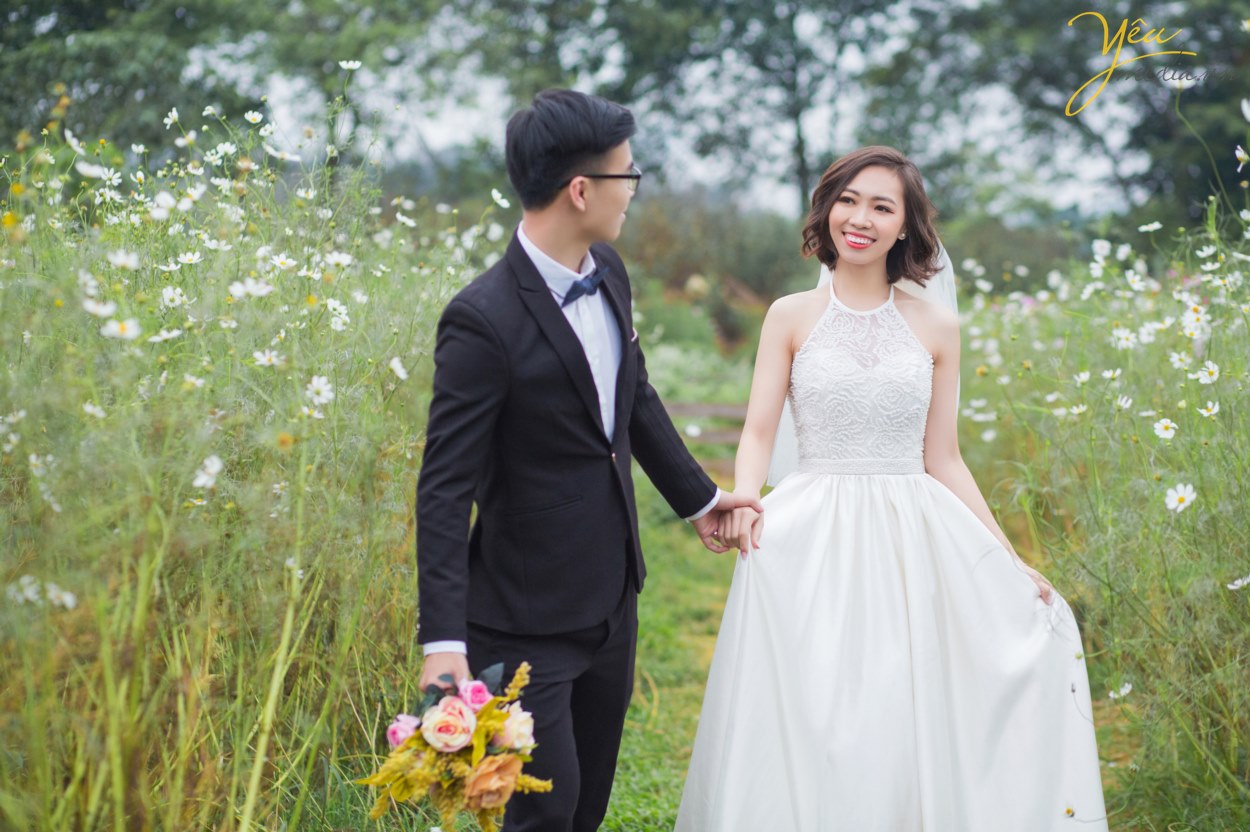 Yêu Media xin giới thiệu với các bạn 1 bộ album ảnh cưới tuyệt đẹp của khách hàng: cặp đôi chú rể Vững - cô dâu Anh được thực hiện trong tháng 4/2019. Với 2 địa điểm là Phim trường Santorini Le Park và phố cổ Hà Nội (cụ thể là khu "Ngã tư quốc tế" Lương Ngọc Quyến) cặp đôi đã có 1 bộ ảnh ấn tượng khi lựa chọn combo chụp chiều & tối của chúng tôi.