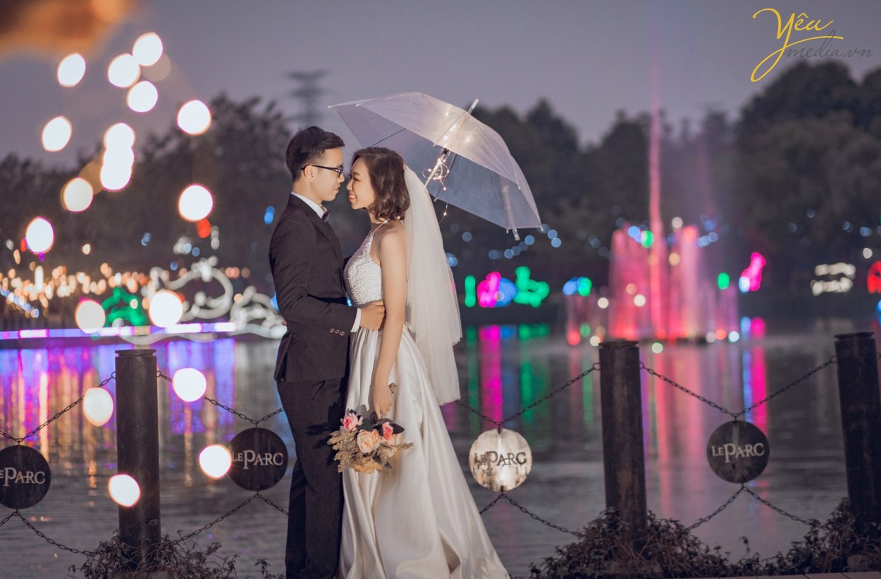 Chụp ảnh cưới như thế nào cho độc đáo, cho đẹp luôn là trăn trở của biết bao đôi uyên ương mỗi dịp mùa cưới về. Và mỗi năm mỗi khác với các xu hướng lạ hơn hoặc theo những cách khác nhau. Và chụp ảnh cưới buổi tối là một trong số đó.