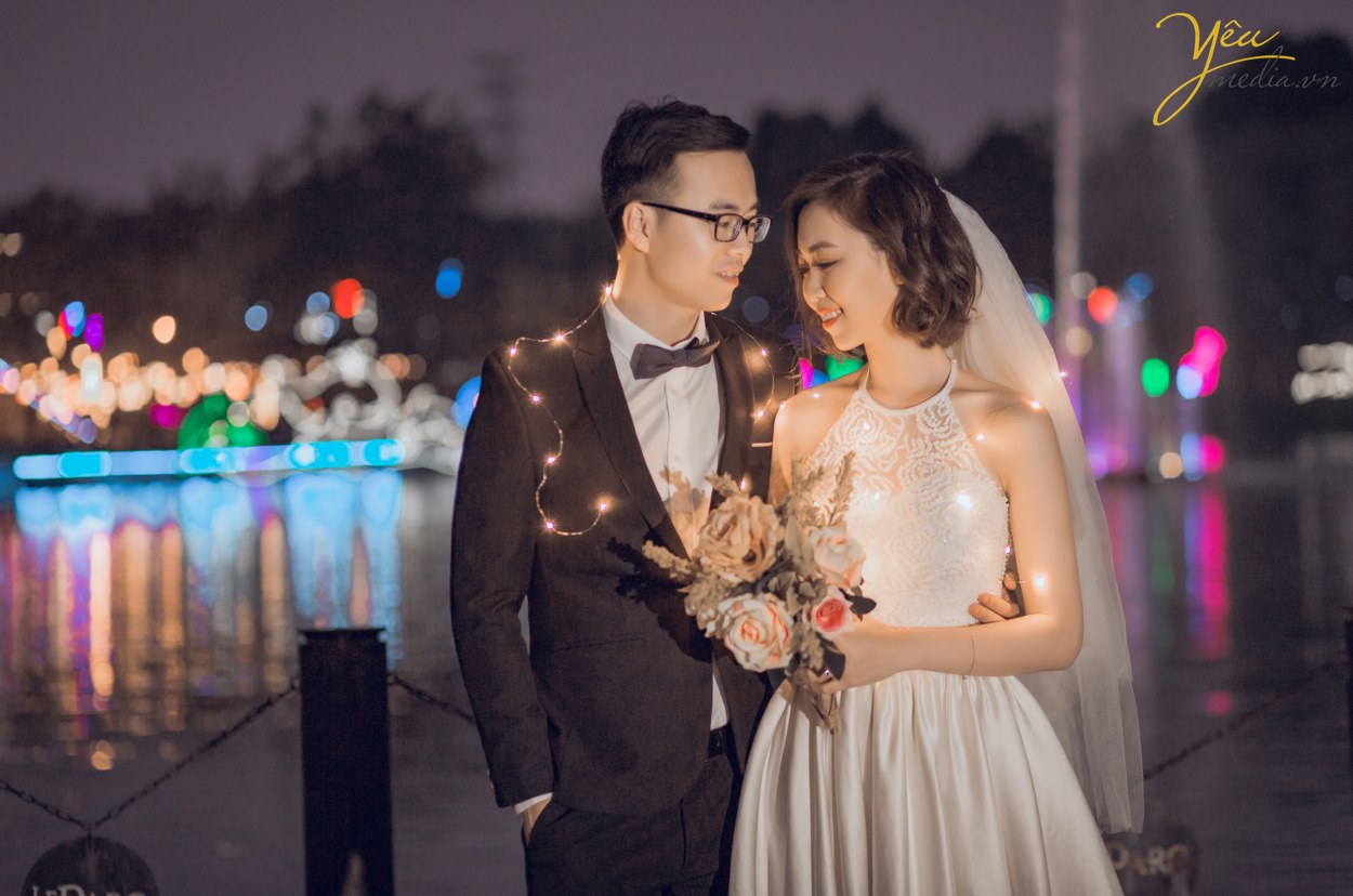 Chụp ảnh cưới như thế nào cho độc đáo, cho đẹp luôn là trăn trở của biết bao đôi uyên ương mỗi dịp mùa cưới về. Và mỗi năm mỗi khác với các xu hướng lạ hơn hoặc theo những cách khác nhau. Và chụp ảnh cưới buổi tối là một trong số đó.