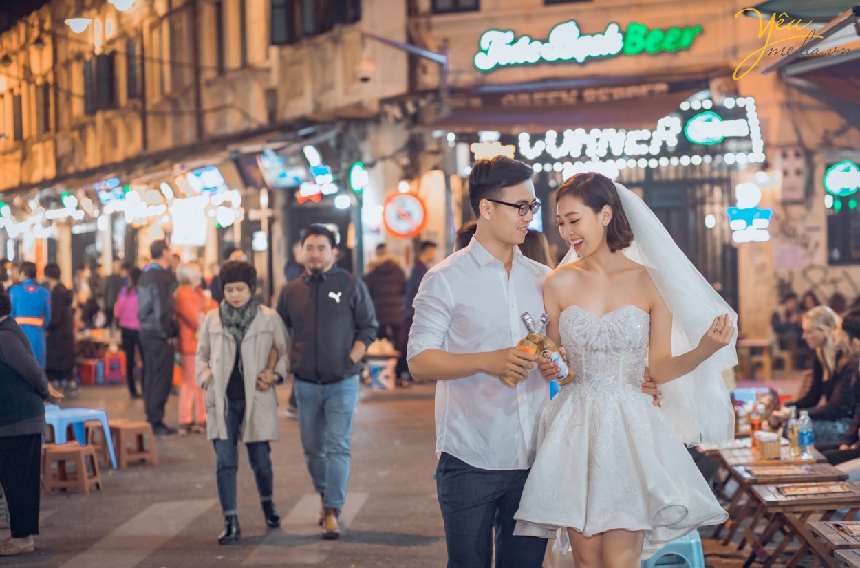 Việc chụp ảnh cưới buổi tối sẽ giúp cho các cặp đôi bận rộn tiết kiệm được khá nhiều thời gian của mình. Không những vậy, không gian chụp cũng sẽ không giống như ban ngày, có chút gì đó huyền ảo, lãng mạng và rực rỡ hơn. Và không khí mát mẻ, trong lành hơn cái bụi bặm, gay gắt của ban ngày cũng là một yếu tố thúc đẩy những đôi uyên ương tìm đến chụp ảnh cưới buổi tối.