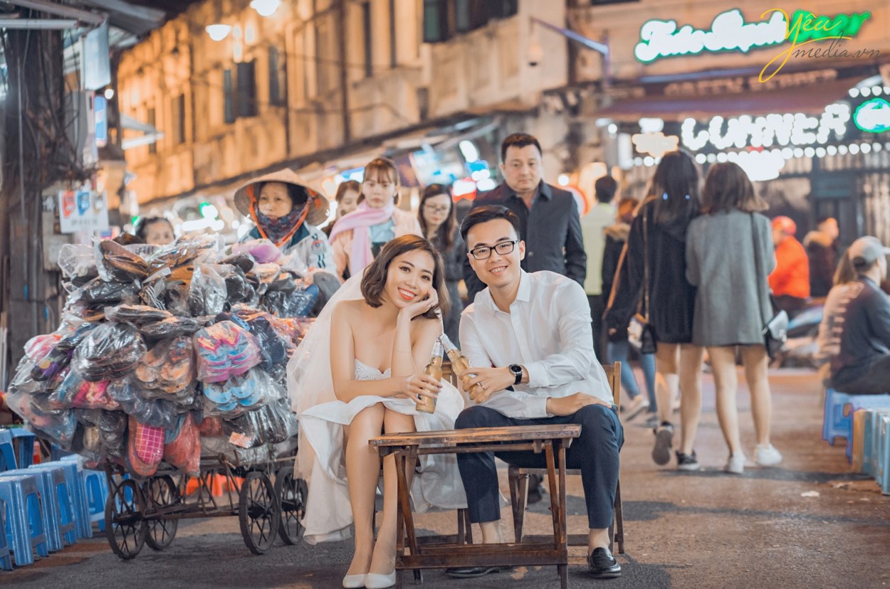 Việc chụp ảnh cưới buổi tối sẽ giúp cho các cặp đôi bận rộn tiết kiệm được khá nhiều thời gian của mình. Không những vậy, không gian chụp cũng sẽ không giống như ban ngày, có chút gì đó huyền ảo, lãng mạng và rực rỡ hơn. Và không khí mát mẻ, trong lành hơn cái bụi bặm, gay gắt của ban ngày cũng là một yếu tố thúc đẩy những đôi uyên ương tìm đến chụp ảnh cưới buổi tối.