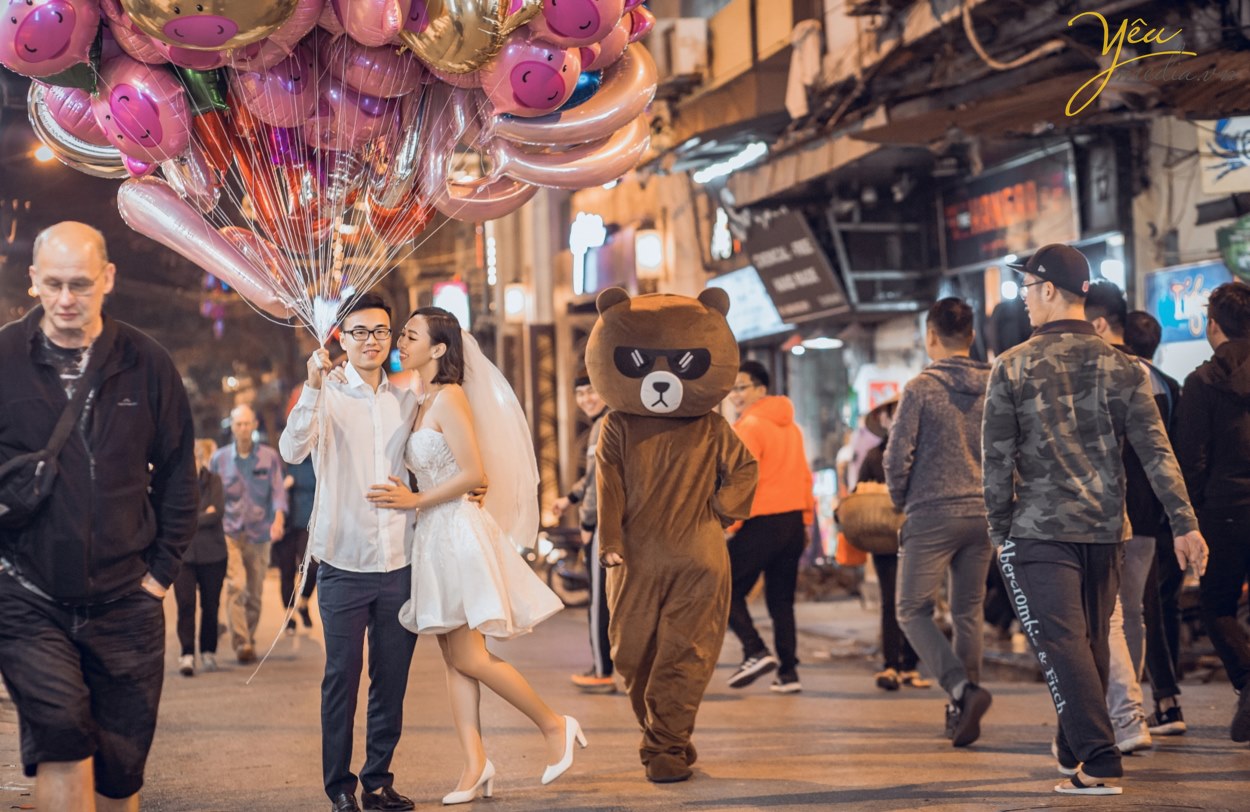 Việc chụp ảnh cưới buổi tối sẽ giúp cho các cặp đôi bận rộn tiết kiệm được khá nhiều thời gian của mình. Không những vậy, không gian chụp cũng sẽ không giống như ban ngày, có chút gì đó huyền ảo, lãng mạng và rực rỡ hơn. Và không khí mát mẻ, trong lành hơn cái bụi bặm, gay gắt của ban ngày cũng là một yếu tố thúc đẩy những đôi uyên ương tìm đến chụp ảnh cưới buổi tối.