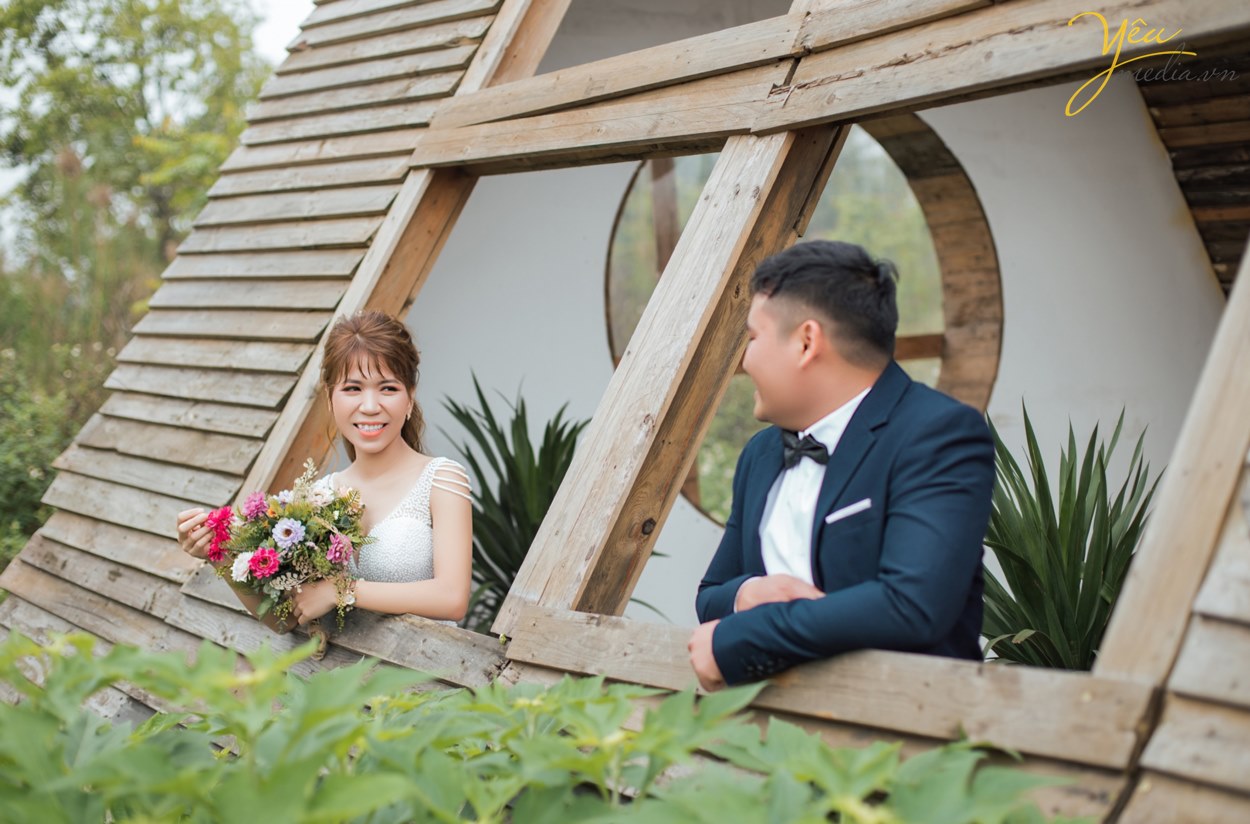 Xu hướng chụp ảnh cưới tự nhiên với bối cảnh đơn giản, chi phí tiết kiệm đang nở rộ và được nhiều đôi uyên ương trẻ hưởng ứng. Những bức hình cưới bớt tạo dáng, bớt makeup lòe loẹt, bớt phụ kiện cầu kỳ là khởi đầu của phong cách chụp ảnh cưới tự nhiên và giản dị đang “hot” hiện nay.