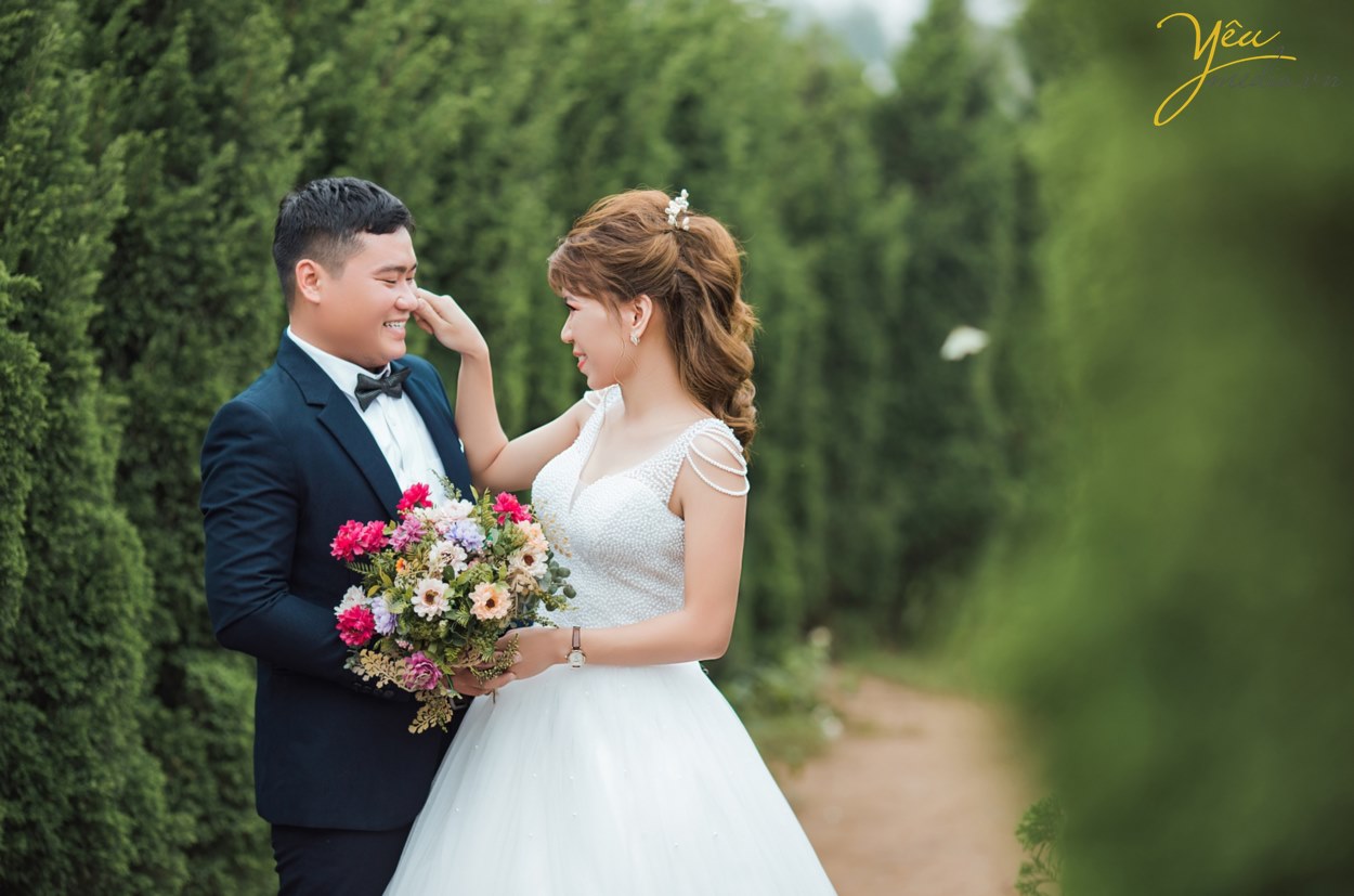 Vẻ đẹp tự nhiên luôn tạo cảm giác dễ chịu cho người nhìn. Vì vậy, hãy để tự nhiên làm chủ đạo trong bộ ảnh cưới của bạn dù bạn chụp ảnh cưới dã ngoại hay chụp ảnh cưới trong Studio. Ảnh cưới thể hiện niềm hạnh phúc của cô dâu chú rể, đây là cảm xúc chân thật. Vì thế, đừng quá cố để “diễn”. Nụ cười giả tạo không thể tạo nên một bức ảnh đẹp.