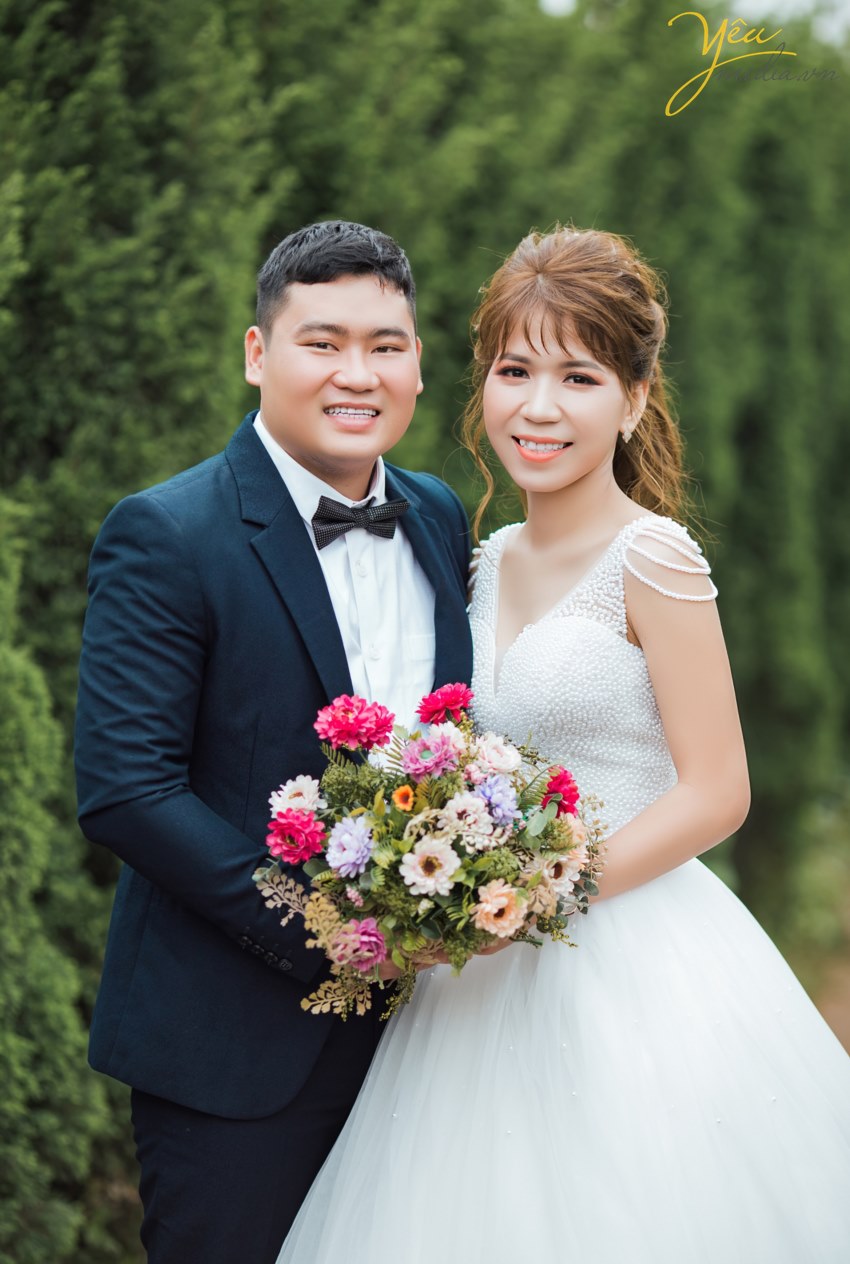 Vẻ đẹp tự nhiên luôn tạo cảm giác dễ chịu cho người nhìn. Vì vậy, hãy để tự nhiên làm chủ đạo trong bộ ảnh cưới của bạn dù bạn chụp ảnh cưới dã ngoại hay chụp ảnh cưới trong Studio. Ảnh cưới thể hiện niềm hạnh phúc của cô dâu chú rể, đây là cảm xúc chân thật. Vì thế, đừng quá cố để “diễn”. Nụ cười giả tạo không thể tạo nên một bức ảnh đẹp.