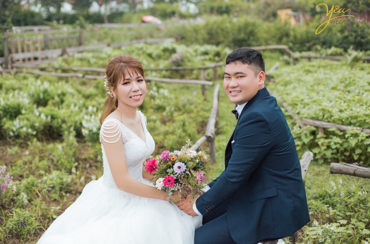 Vẻ đẹp tự nhiên luôn tạo cảm giác dễ chịu cho người nhìn. Vì vậy, hãy để tự nhiên làm chủ đạo trong bộ ảnh cưới của bạn dù bạn chụp ảnh cưới dã ngoại hay chụp ảnh cưới trong Studio. Ảnh cưới thể hiện niềm hạnh phúc của cô dâu chú rể, đây là cảm xúc chân thật. Vì thế, đừng quá cố để “diễn”. Nụ cười giả tạo không thể tạo nên một bức ảnh đẹp.