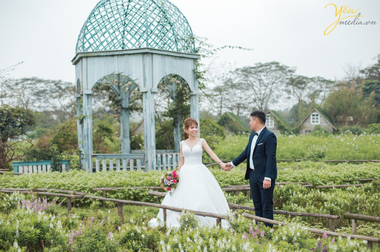 Yêu Media xin giới thiệu với các bạn 1 trong các bộ album ảnh cưới tự nhiên và nhẹ nhàng như vậy của cặp chú rể Khang - cô dâu Hà - được thực hiện tại 1 trong những địa điểm chụp ảnh cưới "hot" nhất tại Hà Nội - phim trường Santorini Park (Yên Sở).