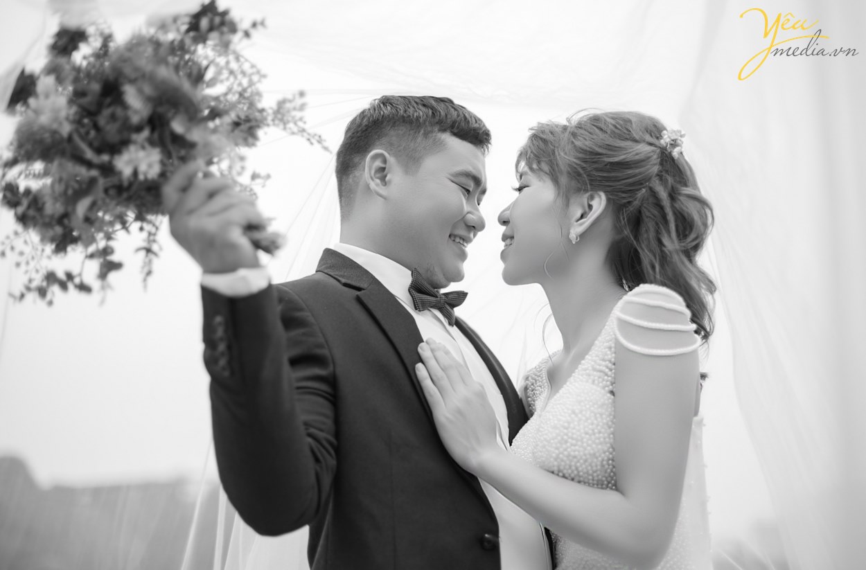 Yêu Media xin giới thiệu với các bạn 1 trong các bộ album ảnh cưới tự nhiên và nhẹ nhàng như vậy của cặp chú rể Khang - cô dâu Hà - được thực hiện tại 1 trong những địa điểm chụp ảnh cưới "hot" nhất tại Hà Nội - phim trường Santorini Park (Yên Sở).