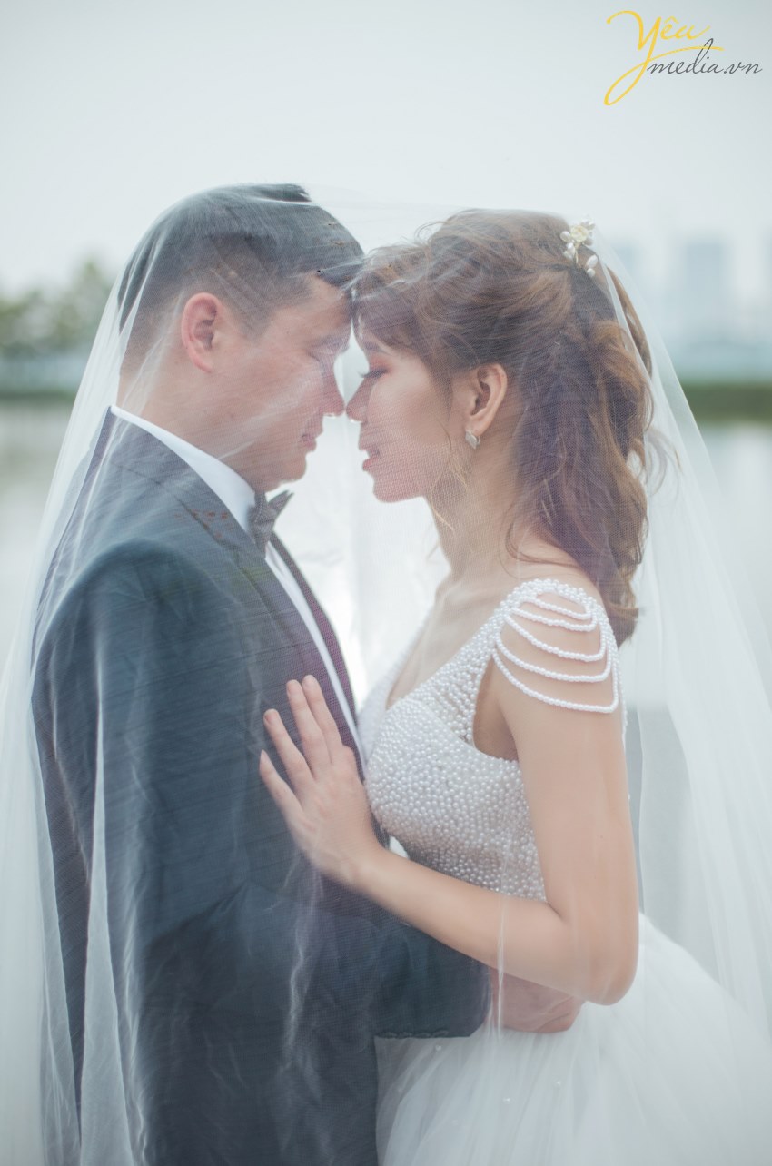Yêu Media xin giới thiệu với các bạn 1 trong các bộ album ảnh cưới tự nhiên và nhẹ nhàng như vậy của cặp chú rể Khang - cô dâu Hà - được thực hiện tại 1 trong những địa điểm chụp ảnh cưới "hot" nhất tại Hà Nội - phim trường Santorini Park (Yên Sở).