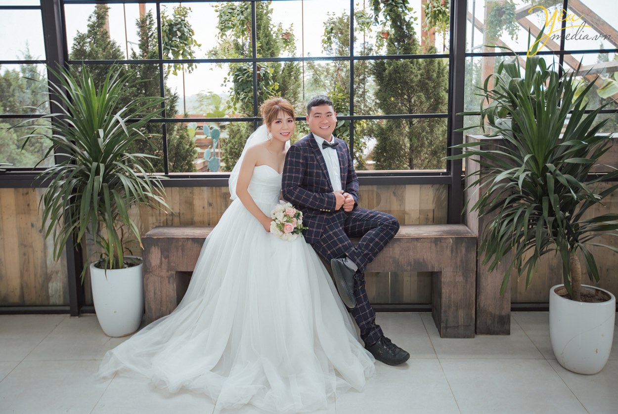 Yêu Media xin giới thiệu với các bạn 1 trong các bộ album ảnh cưới tự nhiên và nhẹ nhàng như vậy của cặp chú rể Khang - cô dâu Hà - được thực hiện tại 1 trong những địa điểm chụp ảnh cưới "hot" nhất tại Hà Nội - phim trường Santorini Park (Yên Sở).