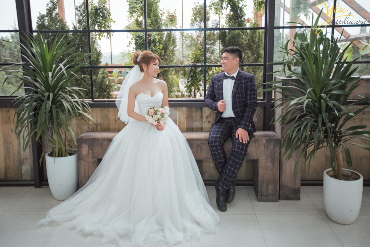 Yêu Media xin giới thiệu với các bạn 1 trong các bộ album ảnh cưới tự nhiên và nhẹ nhàng như vậy của cặp chú rể Khang - cô dâu Hà - được thực hiện tại 1 trong những địa điểm chụp ảnh cưới "hot" nhất tại Hà Nội - phim trường Santorini Park (Yên Sở).