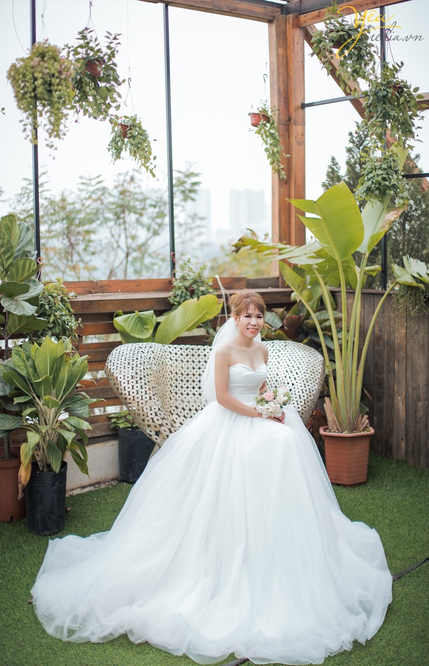 Yêu Media xin giới thiệu với các bạn 1 trong các bộ album ảnh cưới tự nhiên và nhẹ nhàng như vậy của cặp chú rể Khang - cô dâu Hà - được thực hiện tại 1 trong những địa điểm chụp ảnh cưới "hot" nhất tại Hà Nội - phim trường Santorini Park (Yên Sở).