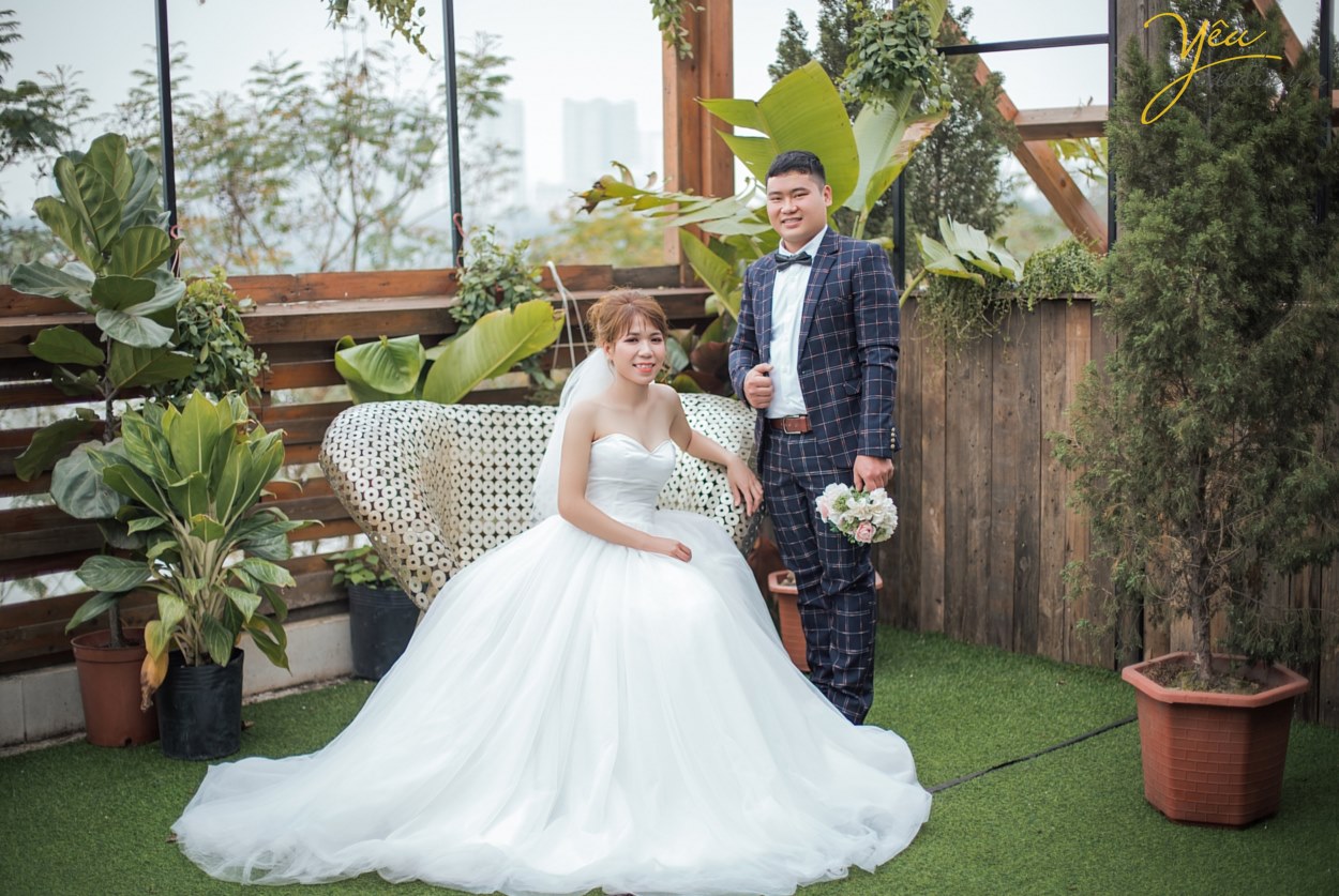 Xu hướng chụp ảnh cưới tự nhiên với bối cảnh đơn giản, chi phí tiết kiệm đang nở rộ và được nhiều đôi uyên ương trẻ hưởng ứng. Những bức hình cưới bớt tạo dáng, bớt makeup lòe loẹt, bớt phụ kiện cầu kỳ là khởi đầu của phong cách chụp ảnh cưới tự nhiên và giản dị đang “hot” hiện nay.