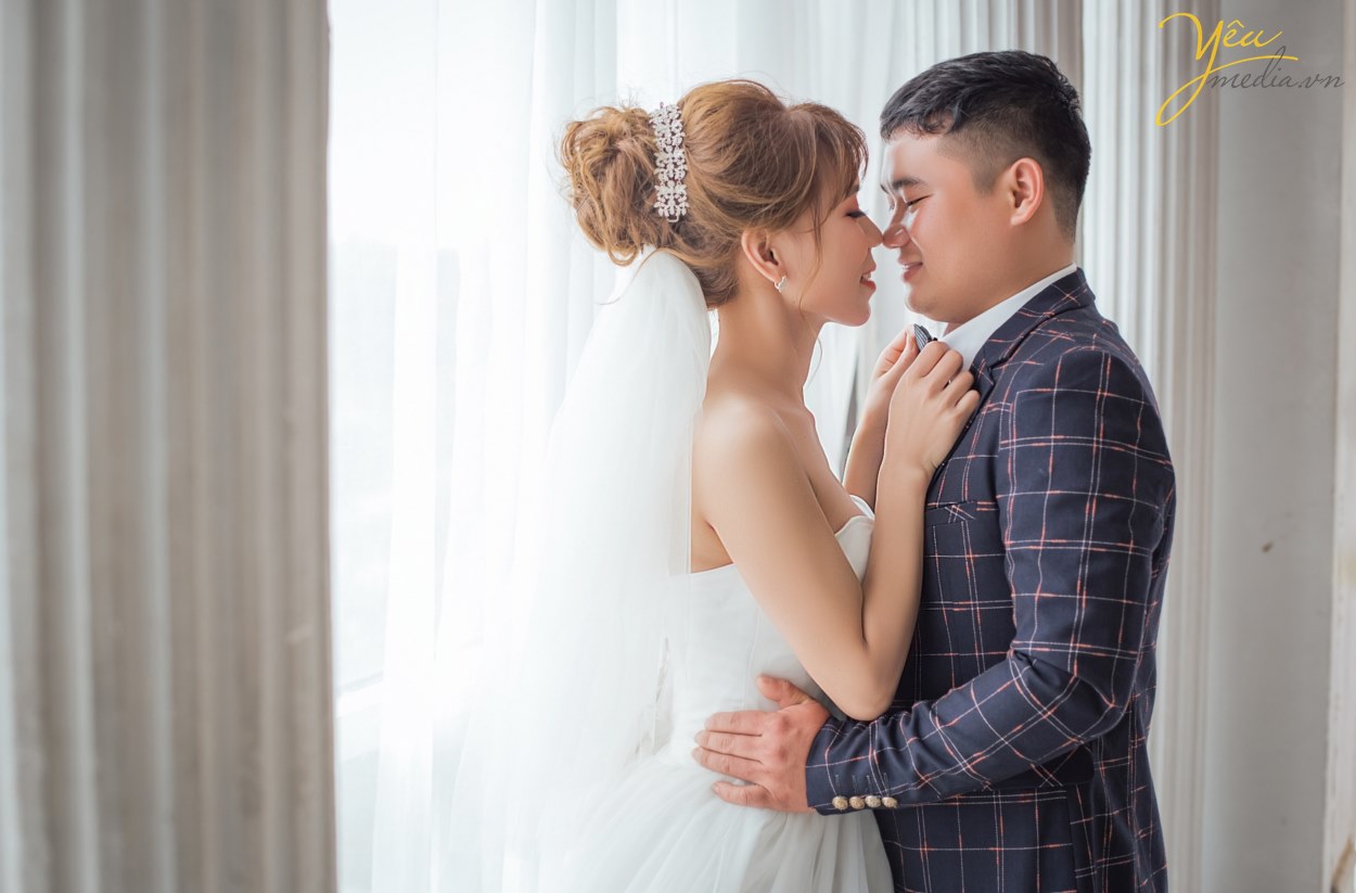 Xu hướng chụp ảnh cưới tự nhiên với bối cảnh đơn giản, chi phí tiết kiệm đang nở rộ và được nhiều đôi uyên ương trẻ hưởng ứng. Những bức hình cưới bớt tạo dáng, bớt makeup lòe loẹt, bớt phụ kiện cầu kỳ là khởi đầu của phong cách chụp ảnh cưới tự nhiên và giản dị đang “hot” hiện nay.