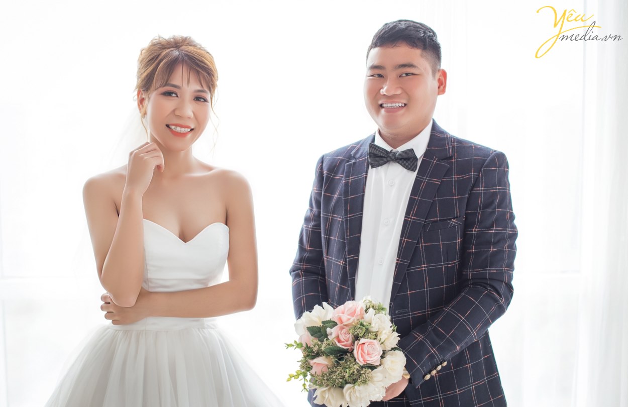 Xu hướng chụp ảnh cưới tự nhiên với bối cảnh đơn giản, chi phí tiết kiệm đang nở rộ và được nhiều đôi uyên ương trẻ hưởng ứng. Những bức hình cưới bớt tạo dáng, bớt makeup lòe loẹt, bớt phụ kiện cầu kỳ là khởi đầu của phong cách chụp ảnh cưới tự nhiên và giản dị đang “hot” hiện nay.