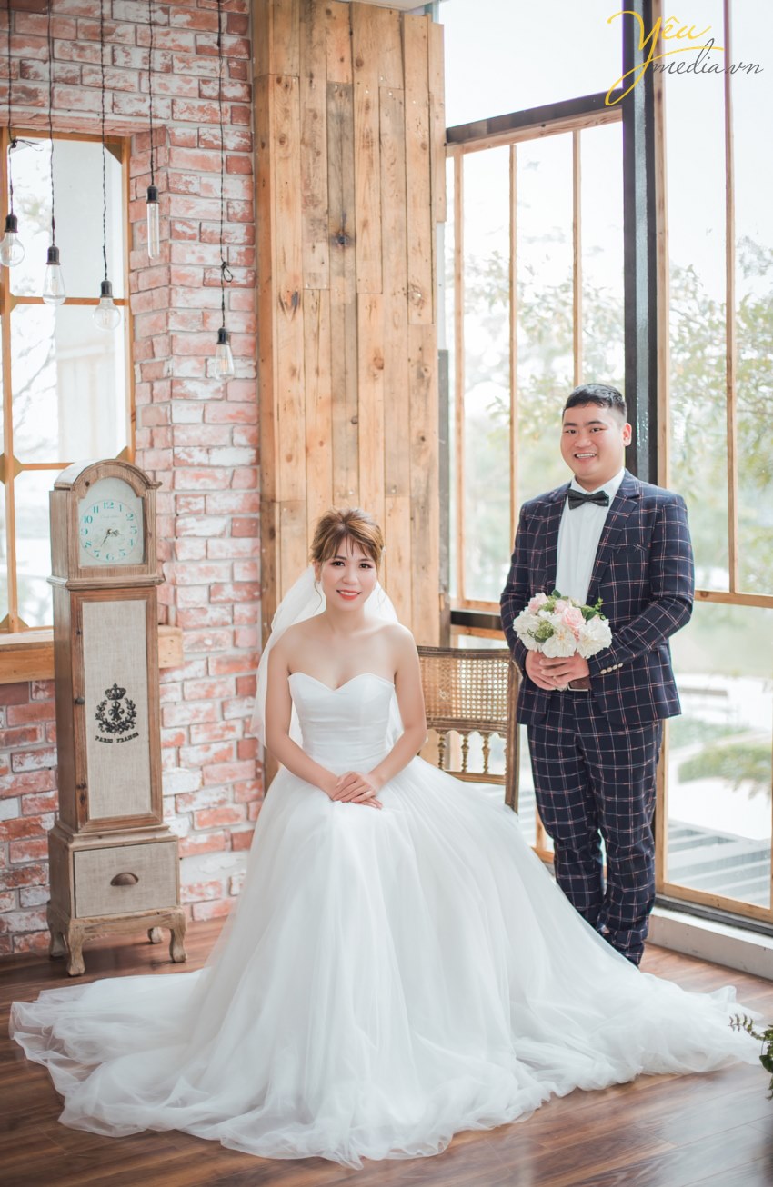 Xu hướng chụp ảnh cưới tự nhiên với bối cảnh đơn giản, chi phí tiết kiệm đang nở rộ và được nhiều đôi uyên ương trẻ hưởng ứng. Những bức hình cưới bớt tạo dáng, bớt makeup lòe loẹt, bớt phụ kiện cầu kỳ là khởi đầu của phong cách chụp ảnh cưới tự nhiên và giản dị đang “hot” hiện nay.