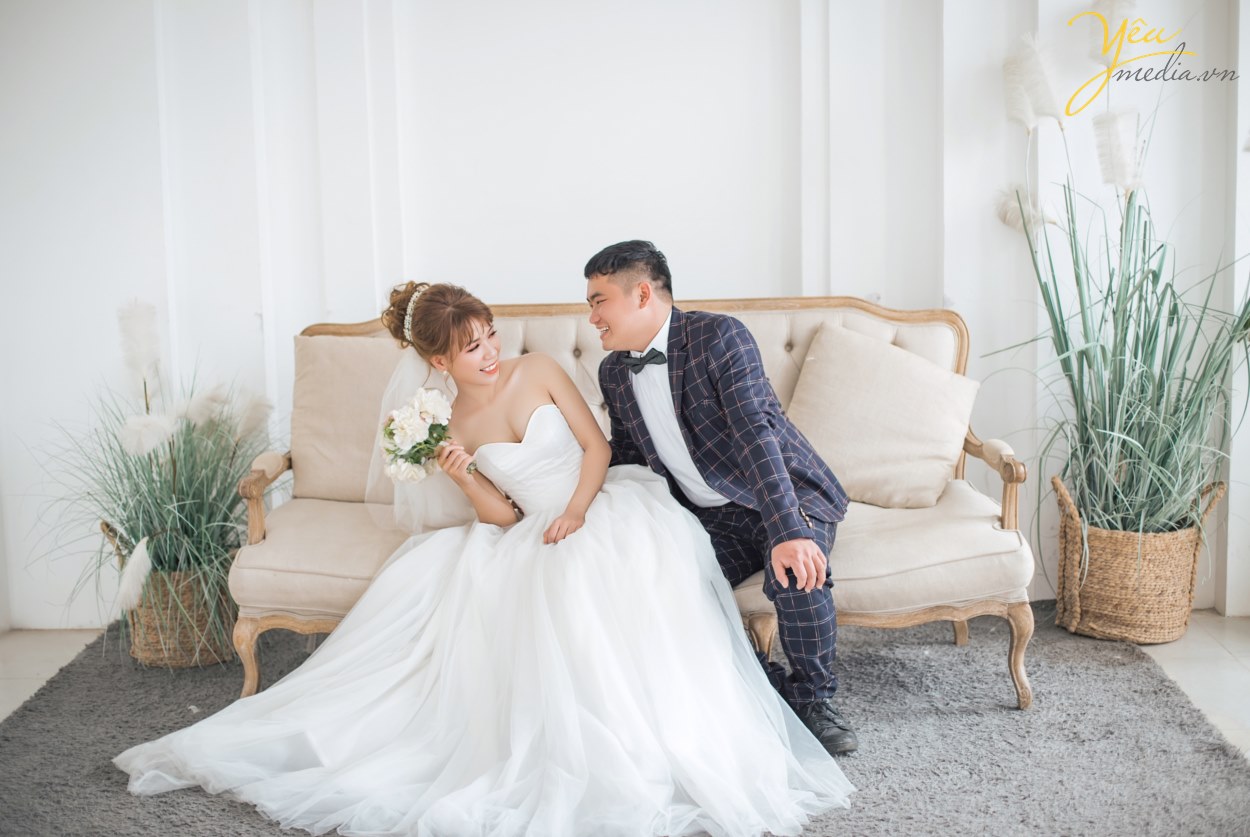 Vẻ đẹp tự nhiên luôn tạo cảm giác dễ chịu cho người nhìn. Vì vậy, hãy để tự nhiên làm chủ đạo trong bộ ảnh cưới của bạn dù bạn chụp ảnh cưới dã ngoại hay chụp ảnh cưới trong Studio. Ảnh cưới thể hiện niềm hạnh phúc của cô dâu chú rể, đây là cảm xúc chân thật. Vì thế, đừng quá cố để “diễn”. Nụ cười giả tạo không thể tạo nên một bức ảnh đẹp.