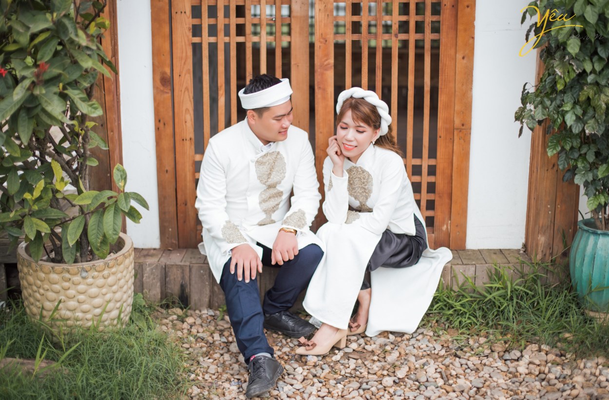 Vẻ đẹp tự nhiên luôn tạo cảm giác dễ chịu cho người nhìn. Vì vậy, hãy để tự nhiên làm chủ đạo trong bộ ảnh cưới của bạn dù bạn chụp ảnh cưới dã ngoại hay chụp ảnh cưới trong Studio. Ảnh cưới thể hiện niềm hạnh phúc của cô dâu chú rể, đây là cảm xúc chân thật. Vì thế, đừng quá cố để “diễn”. Nụ cười giả tạo không thể tạo nên một bức ảnh đẹp.