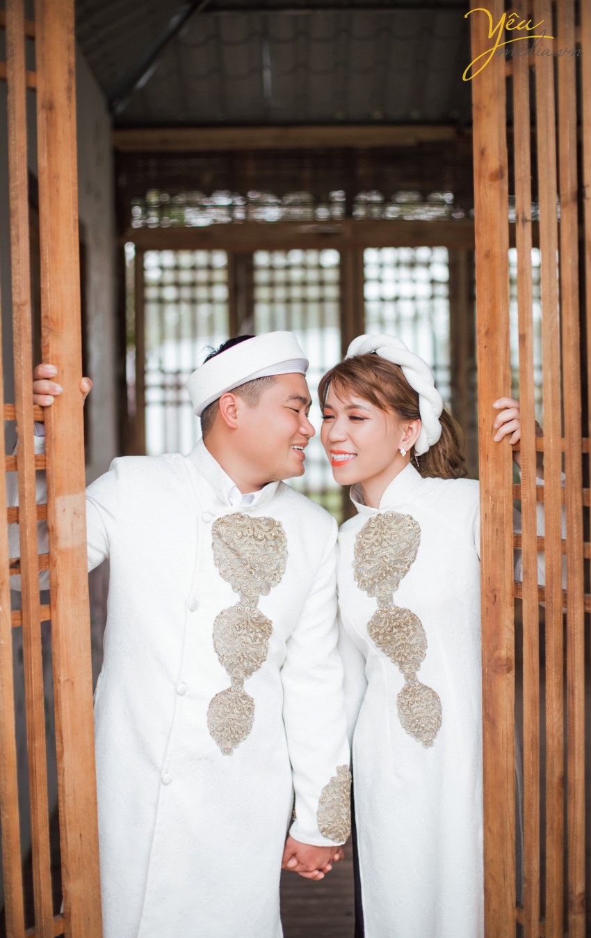 Vẻ đẹp tự nhiên luôn tạo cảm giác dễ chịu cho người nhìn. Vì vậy, hãy để tự nhiên làm chủ đạo trong bộ ảnh cưới của bạn dù bạn chụp ảnh cưới dã ngoại hay chụp ảnh cưới trong Studio. Ảnh cưới thể hiện niềm hạnh phúc của cô dâu chú rể, đây là cảm xúc chân thật. Vì thế, đừng quá cố để “diễn”. Nụ cười giả tạo không thể tạo nên một bức ảnh đẹp.