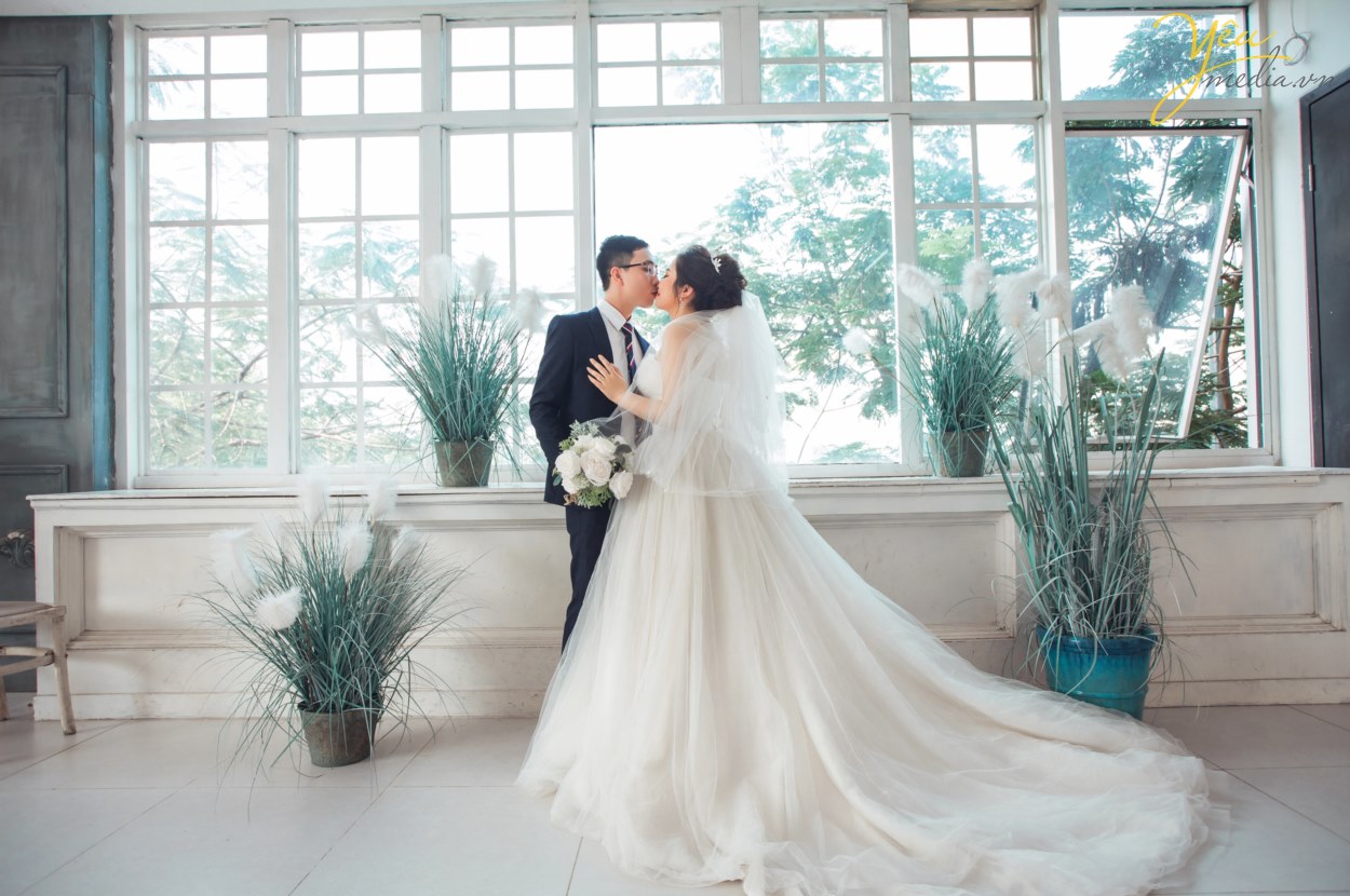 "Mình thích không gian studio vì khung cảnh lãng mạn, nhiều góc chụp lộng lẫy như Hàn Quốc mà lại không phải di chuyển nhiều", cô dâu Trang chia sẻ. Cô dâu Trang và chú rể Dũng vì vậy đã lựa chọn ekip Yêu Media chụp từ 14h đến 17h tại các góc chụp đẹp nhất ở phim trường Santorini Park - công viên Yên Sở.